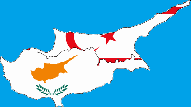 דגלי קפריסין וטורקיה על רקע האי של קפריסין