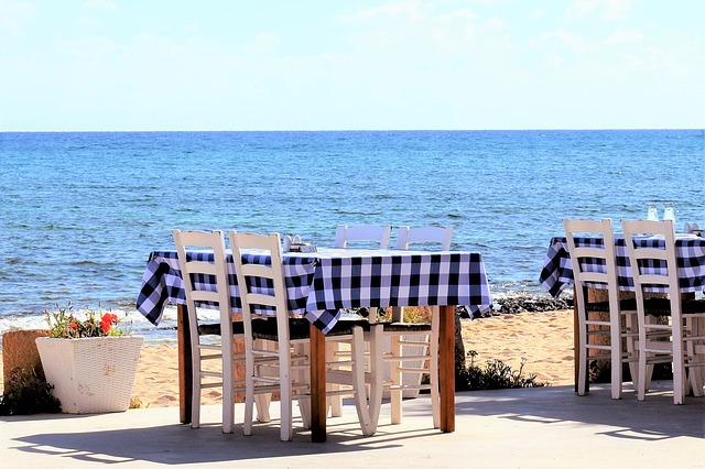שולחן על החוף בטברנה קפריסאית
