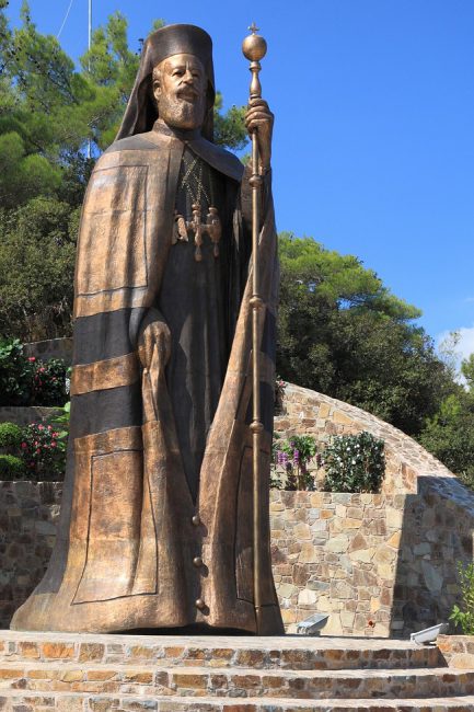 הפסל של מקריוס השלישי נשיאה הראשון של קפריסין