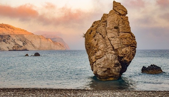 סלע בחוף אפרודיטה - אחד מהחופים המוכרים של קפריסין
