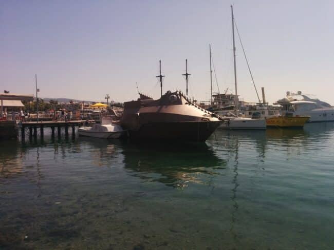 ספינה מיוחדת בנמל פאפוס