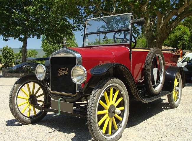 פורד רודסטר מודל T - אחד מכלי הרכב במוזיאון הרכב של לימסול