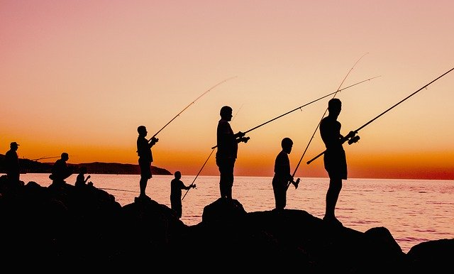 צלליות-דייגים-דגים-בשעת-השקיעה-בקפריסין