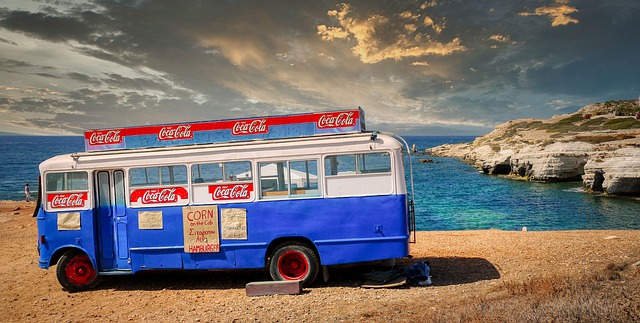 קיוסק אוטובוס על החוף בקפריסין