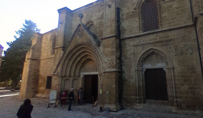 הכניסה למבנה הבדסטן, כנסיית סט ניקולאס