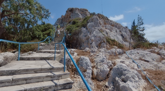 המדרגות המובילות אל כנסיית איליאס
