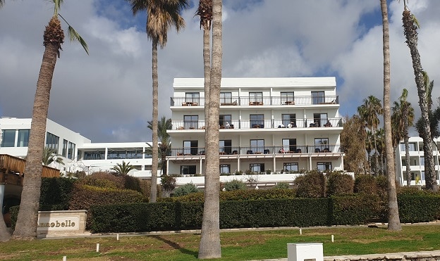 חזית מלון אנבל על החוף בקאטו פאפוס