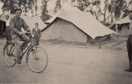 מחנה מעצר בקפריסין. צולם ב-1 באפריל 1948. שמו של רוכב האופניים הוא יעקב גולדין