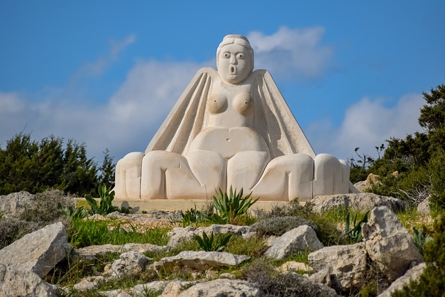פסל האם בפארק הפסלים של איה נאפה
