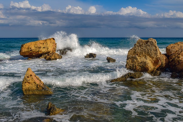 סלעים בחוף הים של פרלימני