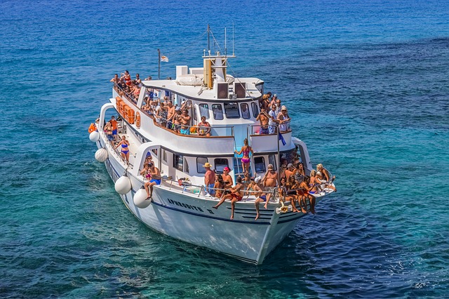 ספינת תיירים אל הלגונה הכחולה