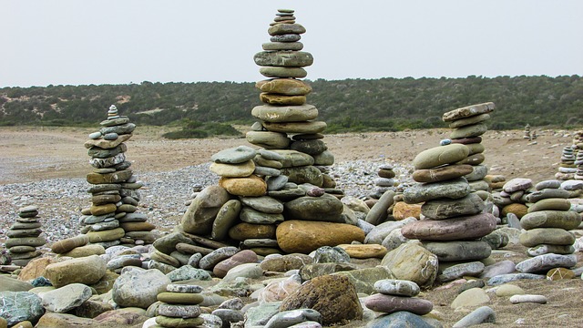 מערומי אבנים בחוף לארה ביץ'