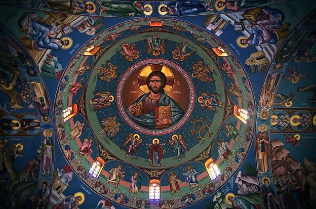 תקרת כנסייה מעוטרת בציורי אמנות דתית קפריסאית