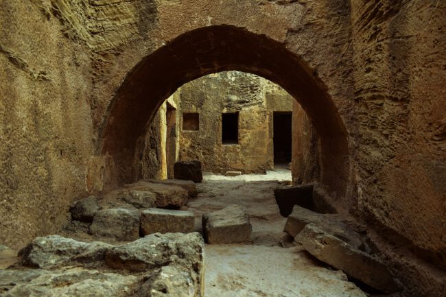 כניסה לאחד הקברים בקברי המלכים וכוכי קבורה