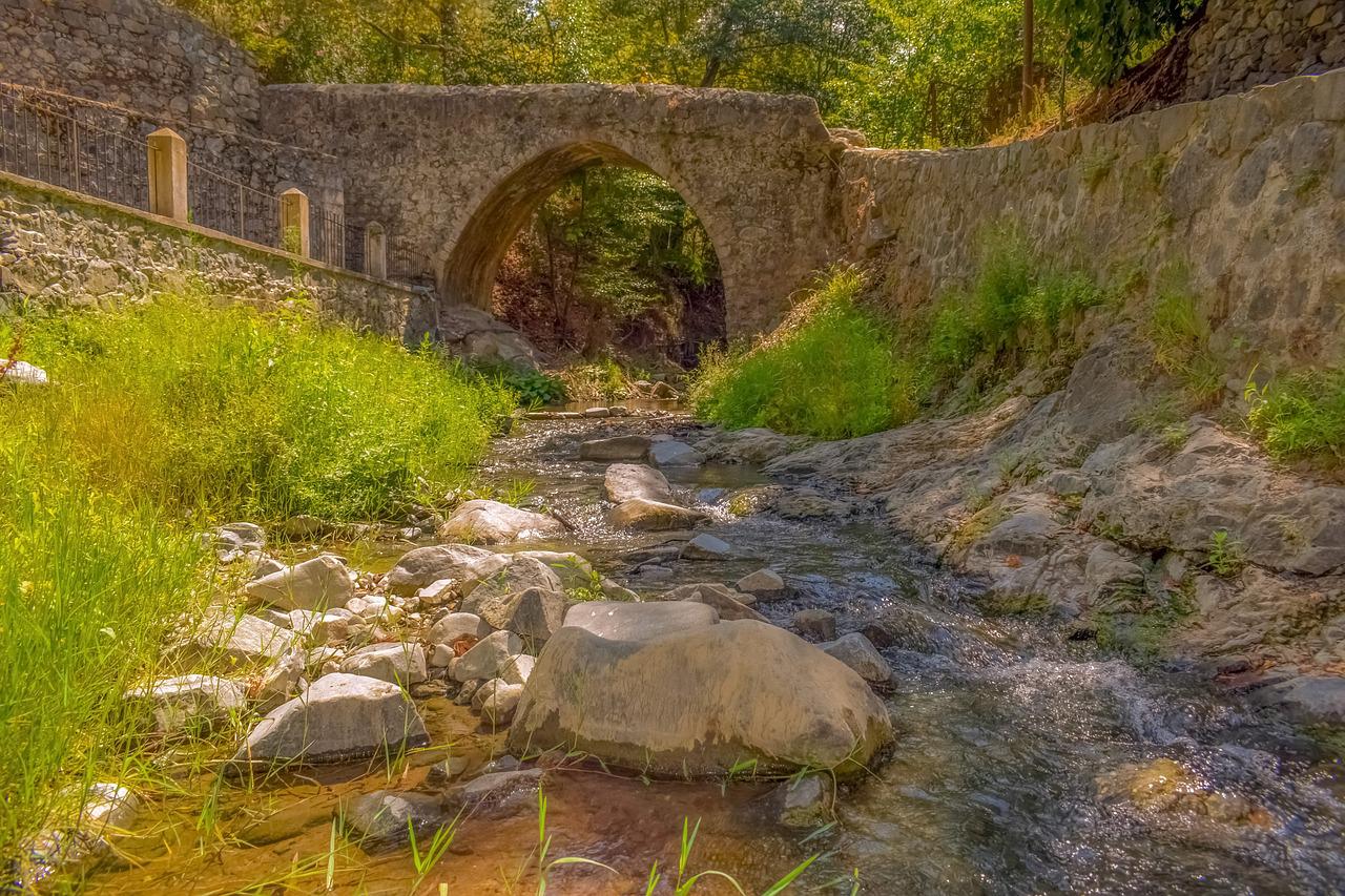 הגשר העתיק מעל הנהר ליד Kalopanayiotis