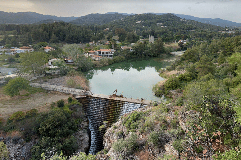הסכר ליד הכפר טרימקליני