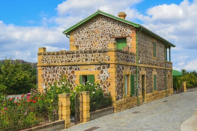 מבנה תחנת הרכבת הישנה בכפר אבריכו בקפריסין בו נמצא המוזיאון