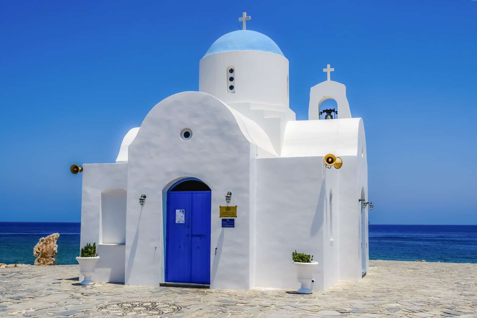 כנסיה ליד הים - קפריסין