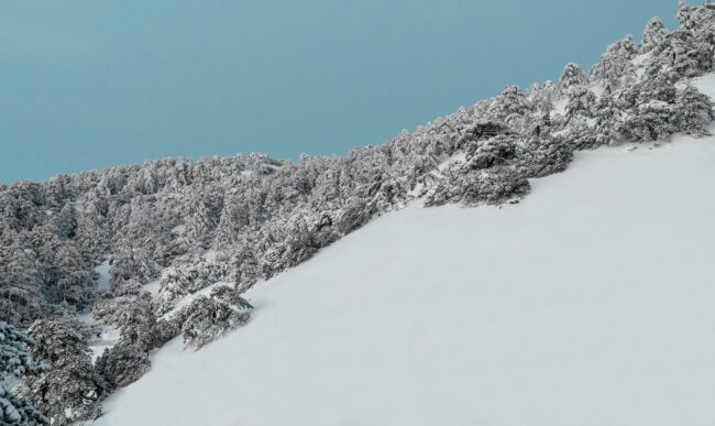 שלג מכסה משטח סקי בהרי הטרודוס