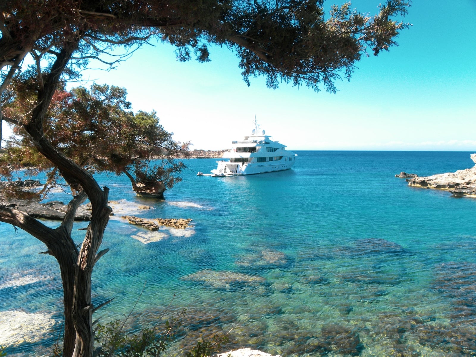 יאכטה לבנה על מים כחולים בקפריסין