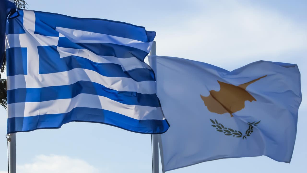 דגל יוון ודגל קפריסין