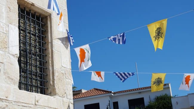 דגלי יוון וקפריסין