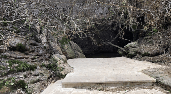 הכניסה למערת מרחצאות אפרודיטה