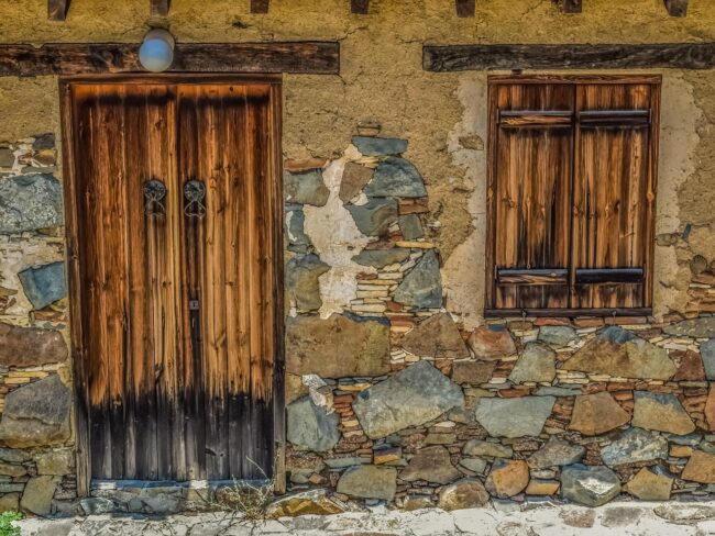 דלת וחלון בבית בכפר פיקרדו