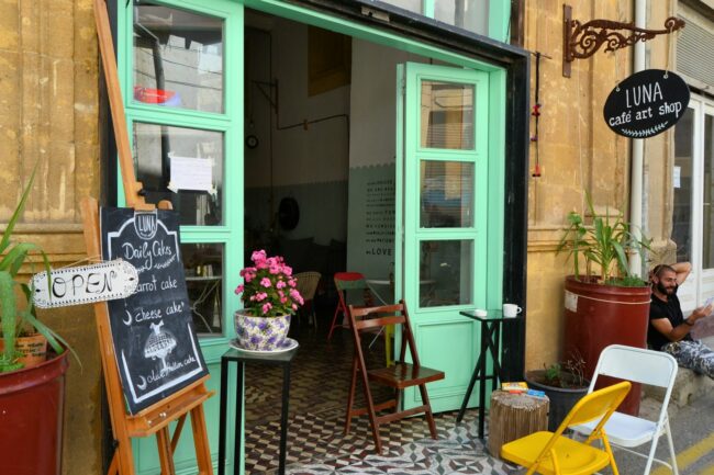 בית קפה קפריסאי פתוח